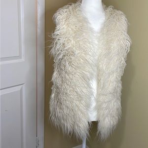 White sleeves less Faux Fur Vest Sz M